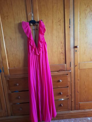 Vestido largo plisado, sin estrenar,de zara de segunda mano por 33 EUR en  Valencia en WALLAPOP