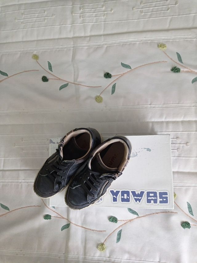 Bota deportiva en piel negra número 33