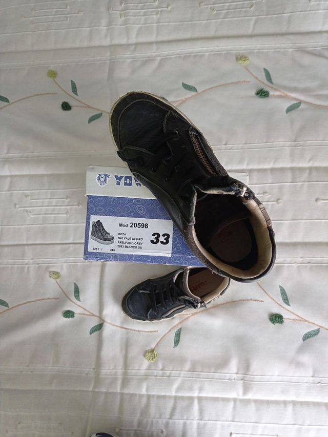 Bota deportiva en piel negra número 33