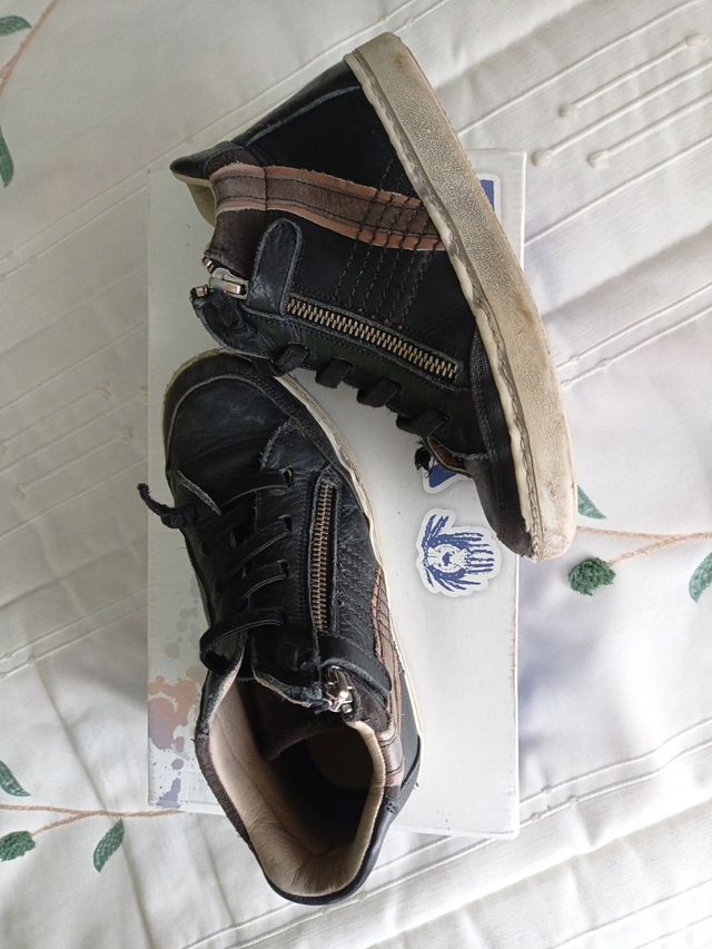 Bota deportiva en piel negra número 33