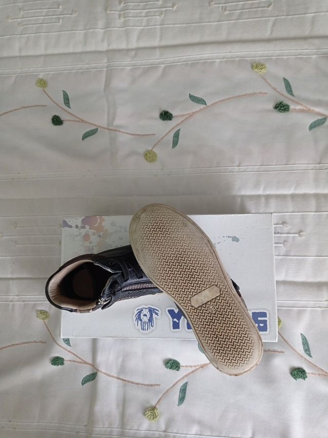 Bota deportiva en piel negra número 33