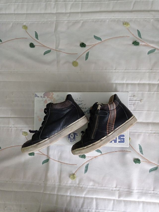 Bota deportiva en piel negra número 33