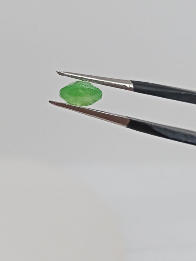 Esmeralda en tono verde amarillento 0,66 ct