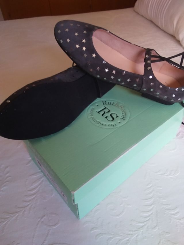 Vendo zapatos niña número 39.