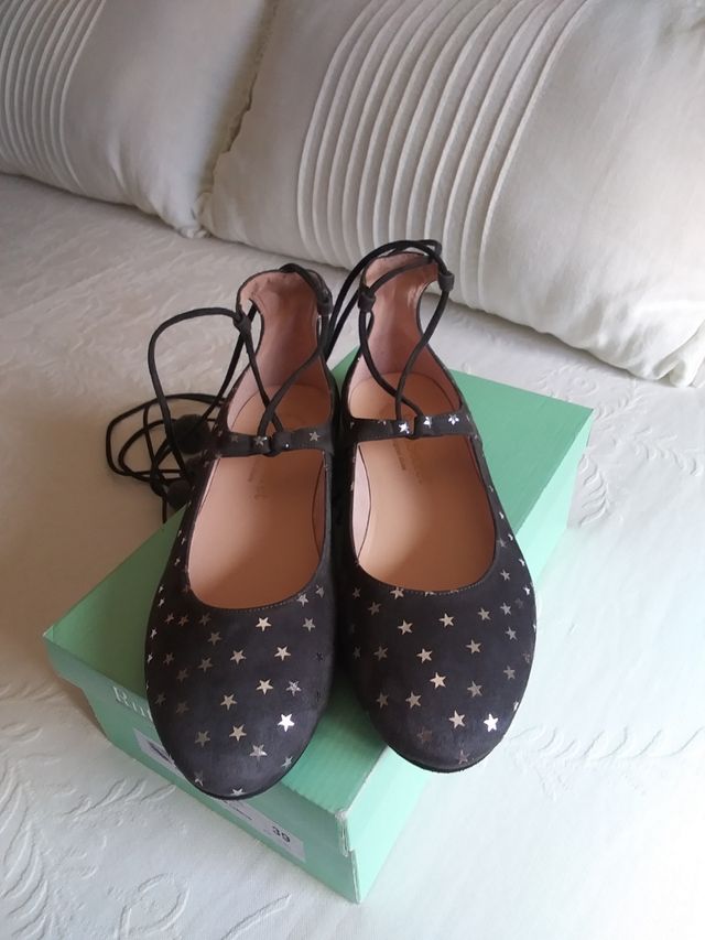 Vendo zapatos niña número 39.
