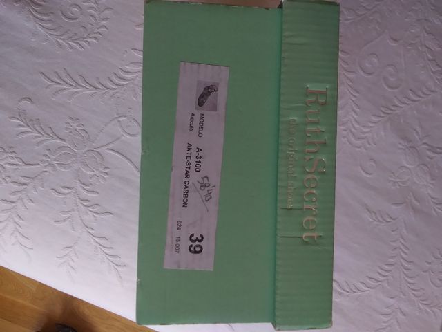 Vendo zapatos niña número 39.