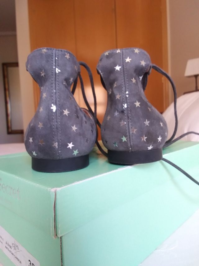 Vendo zapatos niña número 39.