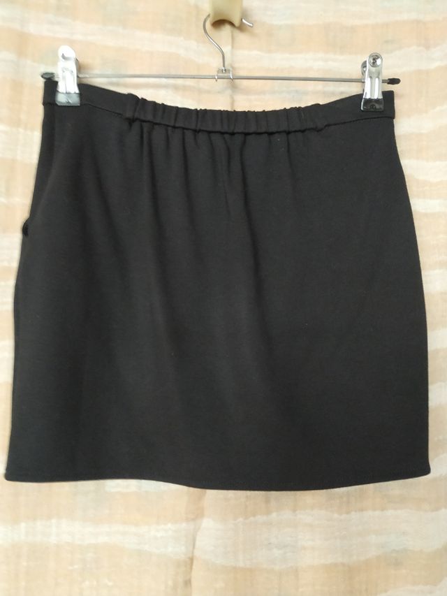 Falda negra corta