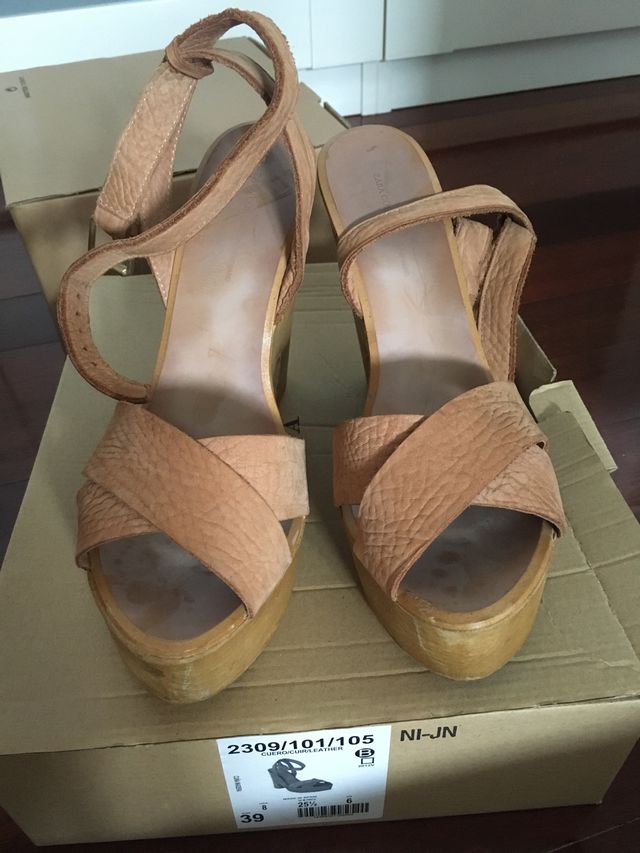 Sandalias de piel con cuña de madera color natural