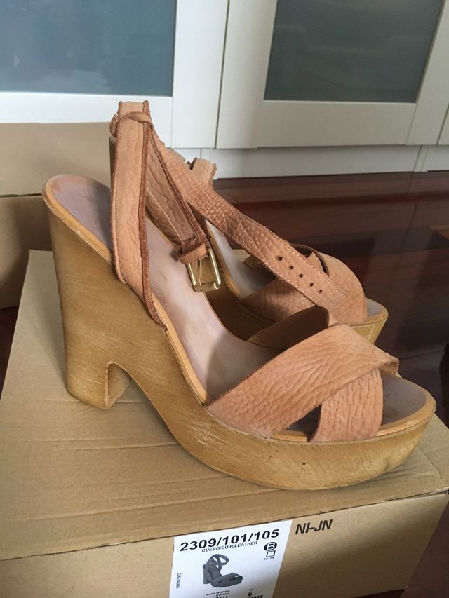 Sandalias de piel con cuña de madera color natural