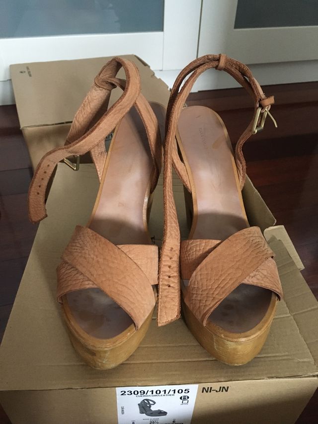 Sandalias de piel con cuña de madera color natural