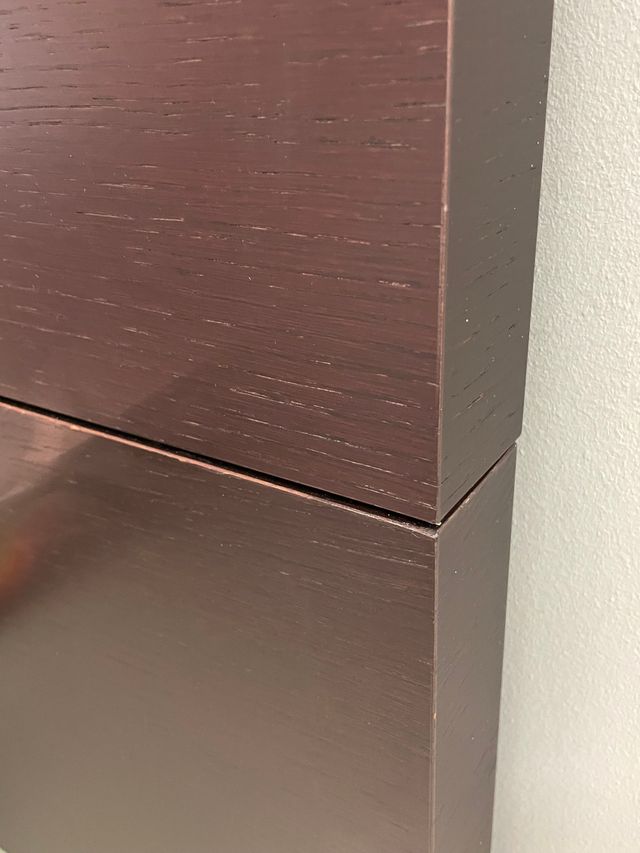 Panel TV en madera roble oscuro 131 cm de ancho