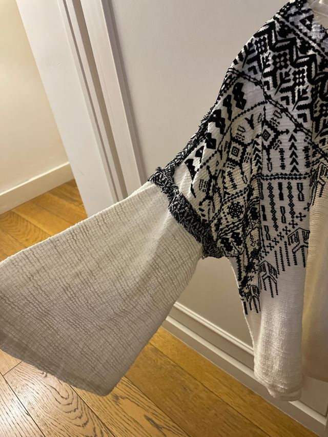 Jersey fino blanco con decorado étnico negro