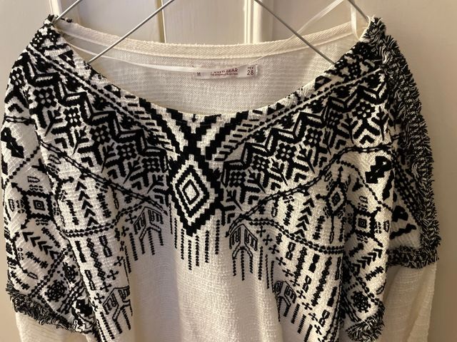 Jersey fino blanco con decorado étnico negro