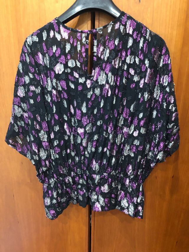 Blusa de fiesta estampado brillante y fondo negro