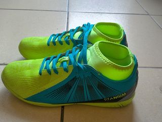 Botas futbol sala décimas de segunda mano por 5 EUR en Lugones en WALLAPOP