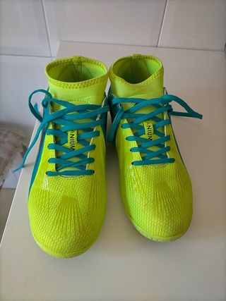 Botas futbol sala décimas de segunda mano por 5 EUR en Lugones en WALLAPOP