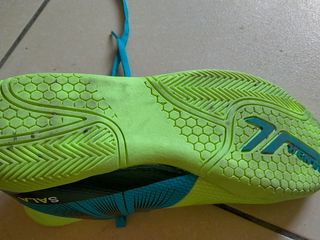 Botas futbol sala décimas de segunda mano por 5 EUR en Lugones en WALLAPOP