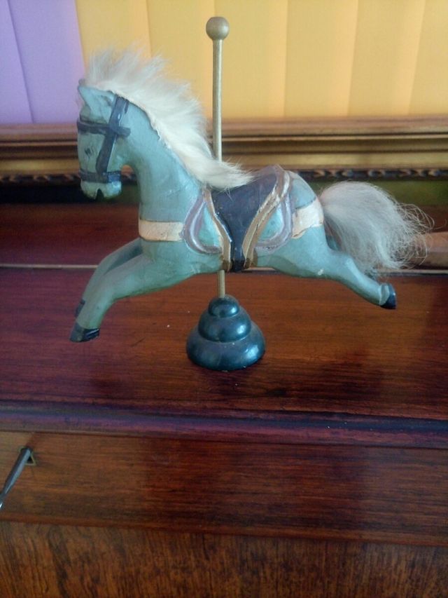 caballo tiovivo madera