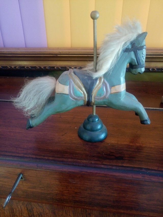 caballo tiovivo madera