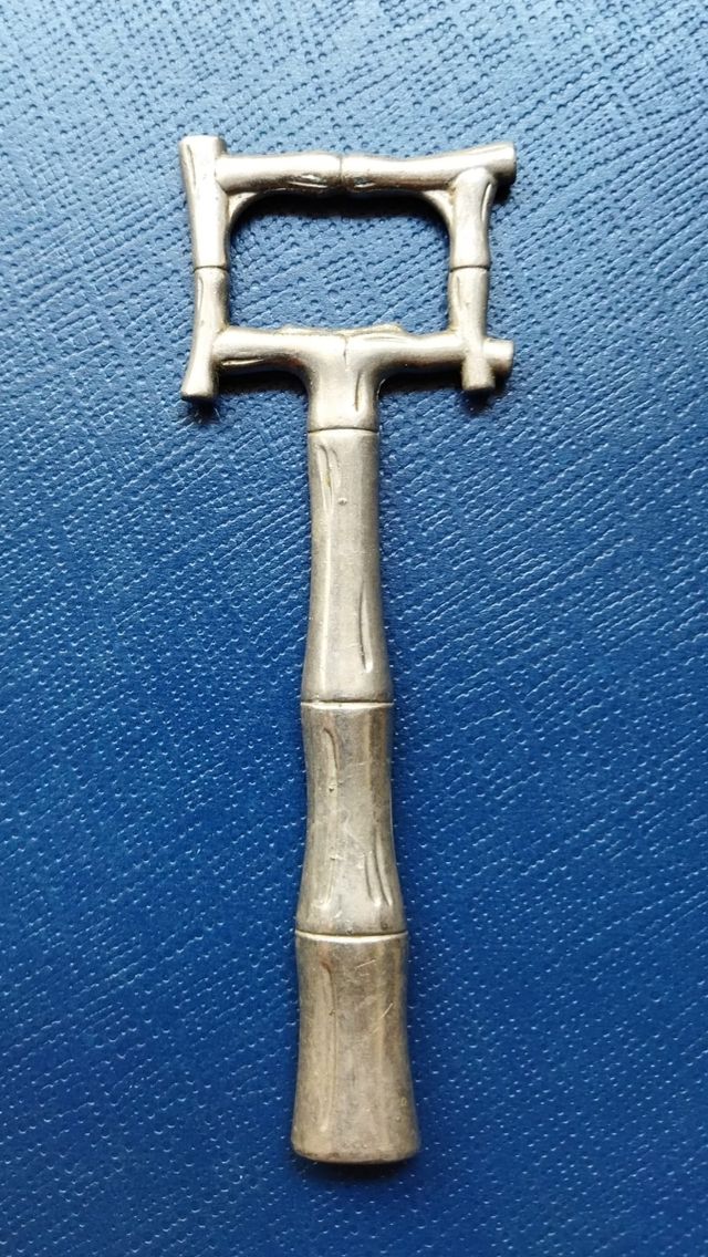 Abrebotellas antiguo alpaca