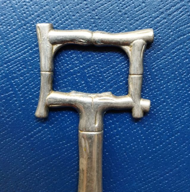 Abrebotellas antiguo alpaca