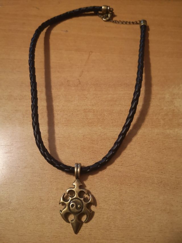 Colgante Yin Yang con cordon de cuero trenzado