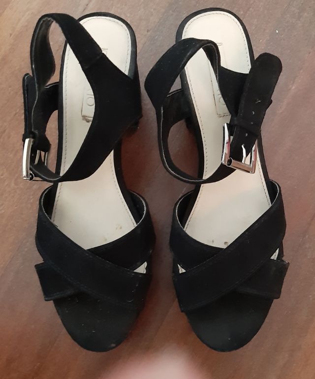 SANDALI NERI IN PELLE SCAMOSCIATA