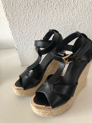 Cuñas esparto mujer PIMKIE negras de segunda mano por 7 EUR en Leganés en  WALLAPOP