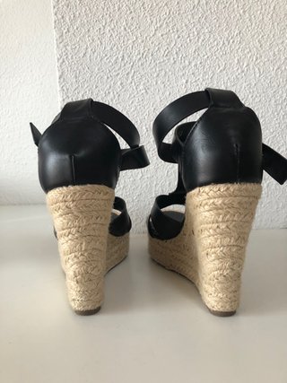 Cuñas esparto mujer PIMKIE negras de segunda mano por 7 EUR en Leganés en  WALLAPOP