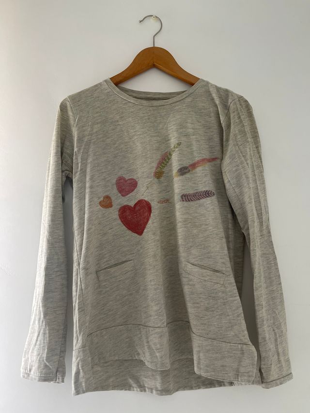 CAMISETA GRIS CON ESTAMPADO