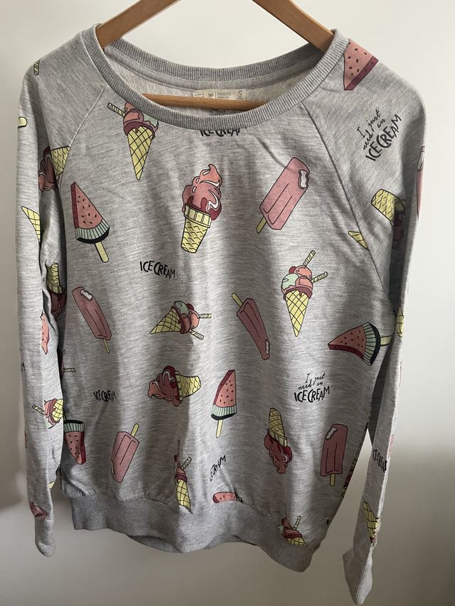 SUDADERA GRIS CON ESTAMPADOS