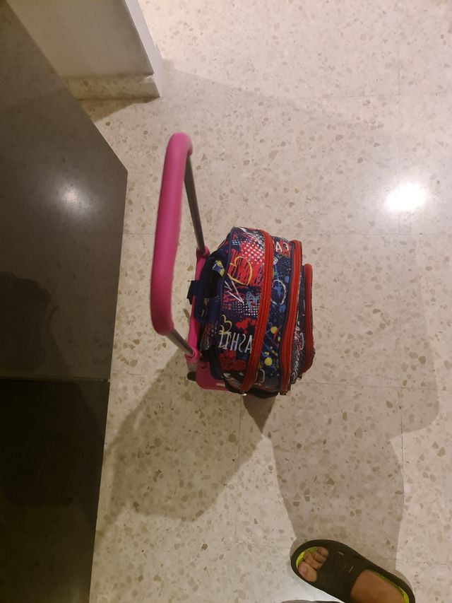 vendo mochila de colegio y soporte con ruedas