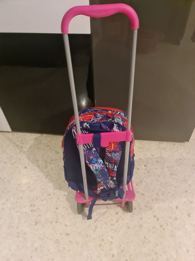 vendo mochila de colegio y soporte con ruedas