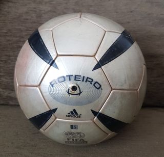 BALON ADIDAS ROTEIRO EURO 2004 PORTUGAL UEFA de segunda mano por 120 EUR en  Palamós en WALLAPOP