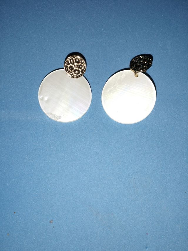 Cinturón dorado y pendientes