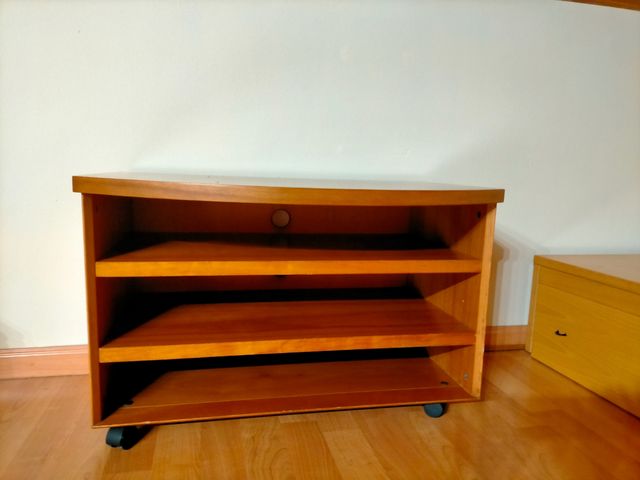 Mueble de madera maciza.