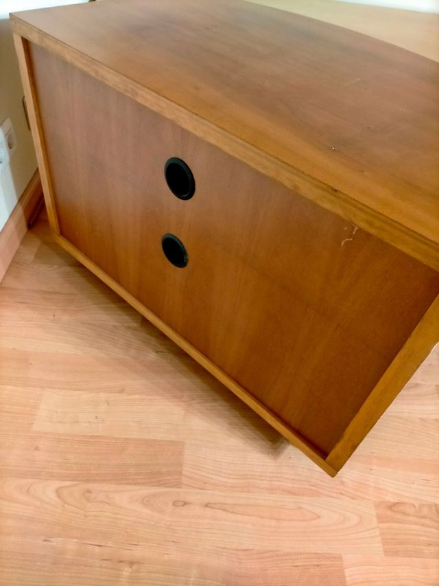 Mueble de madera maciza.