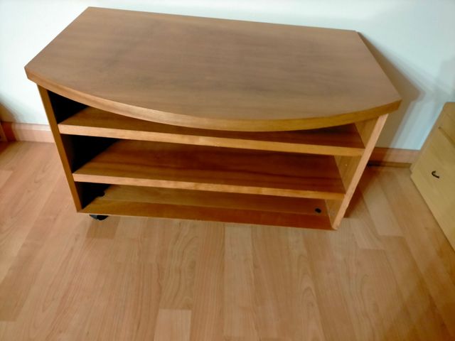 Mueble de madera maciza.