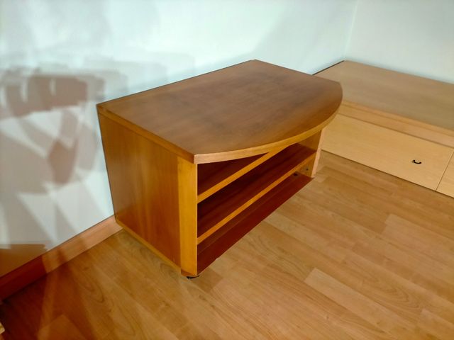 Mueble de madera maciza.