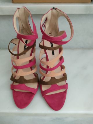 Sandalias rosa tacón de Zara de segunda mano por 12 EUR en Cádiz en WALLAPOP