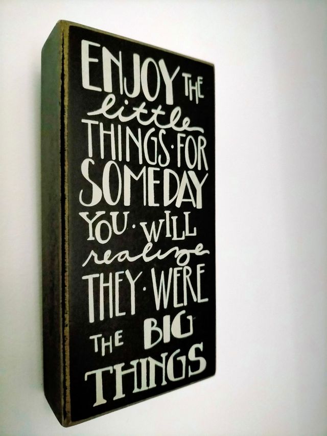 cuadrito color negro y blanco con frase