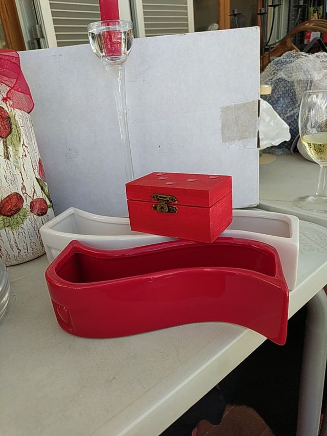 Set decorativo blanco y rojo