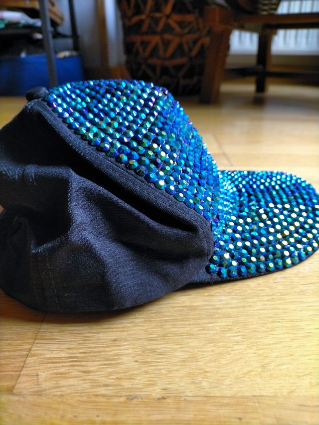 Gorra con lentejuelas turquesas.