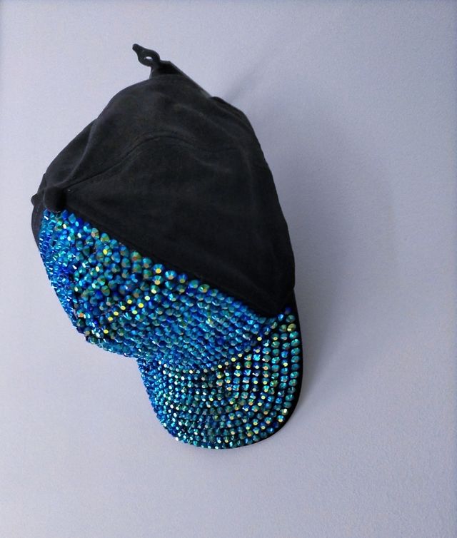 Gorra con lentejuelas turquesas.