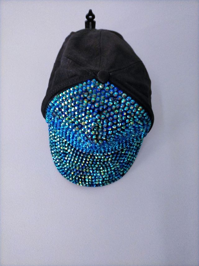 Gorra con lentejuelas turquesas.