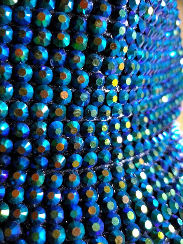 Gorra con lentejuelas turquesas.