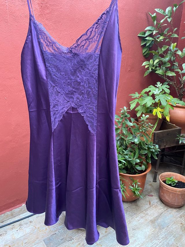 Camisón raso y encaje morado, Marks & Spencer