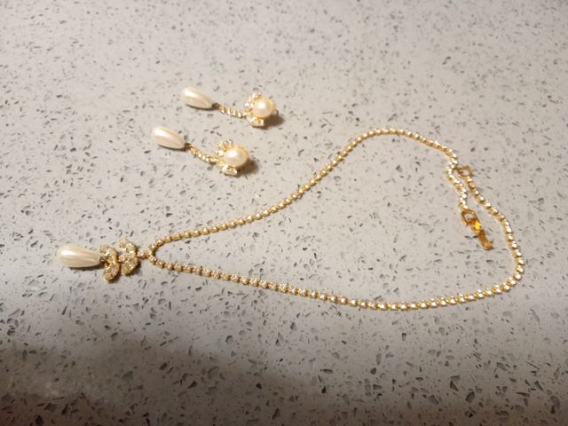 conjunto de pendientes y colgante