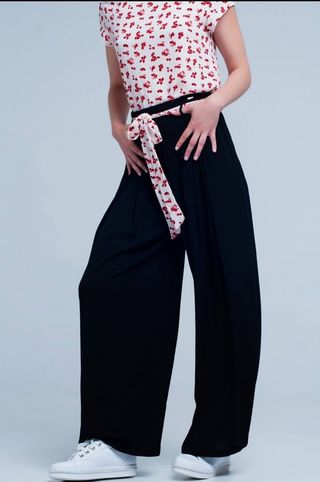 Pantalones negros fluidos de segunda mano por 10 EUR en Playa de Gandia en  WALLAPOP